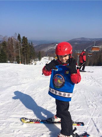 zdjęcie dziecka na nartach